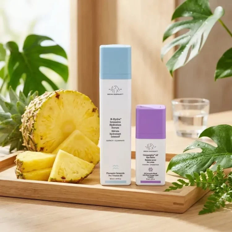 Flacons des soins Drunk Elephant B-Hydra et Ceramighty AF sur une étagère moderne avec un ananas et un decor vert avec des plantes