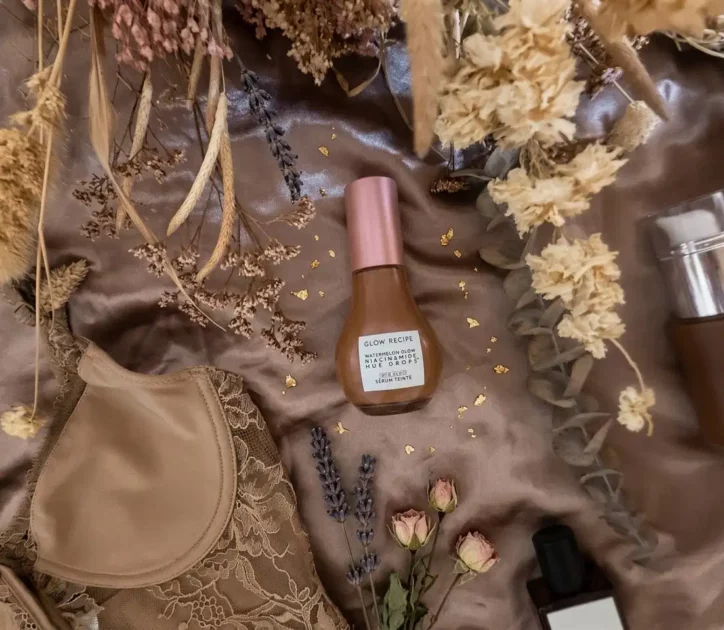 Sérum-teinté-Glow-Recipe-appliqué-avec-la-crème-hydratante